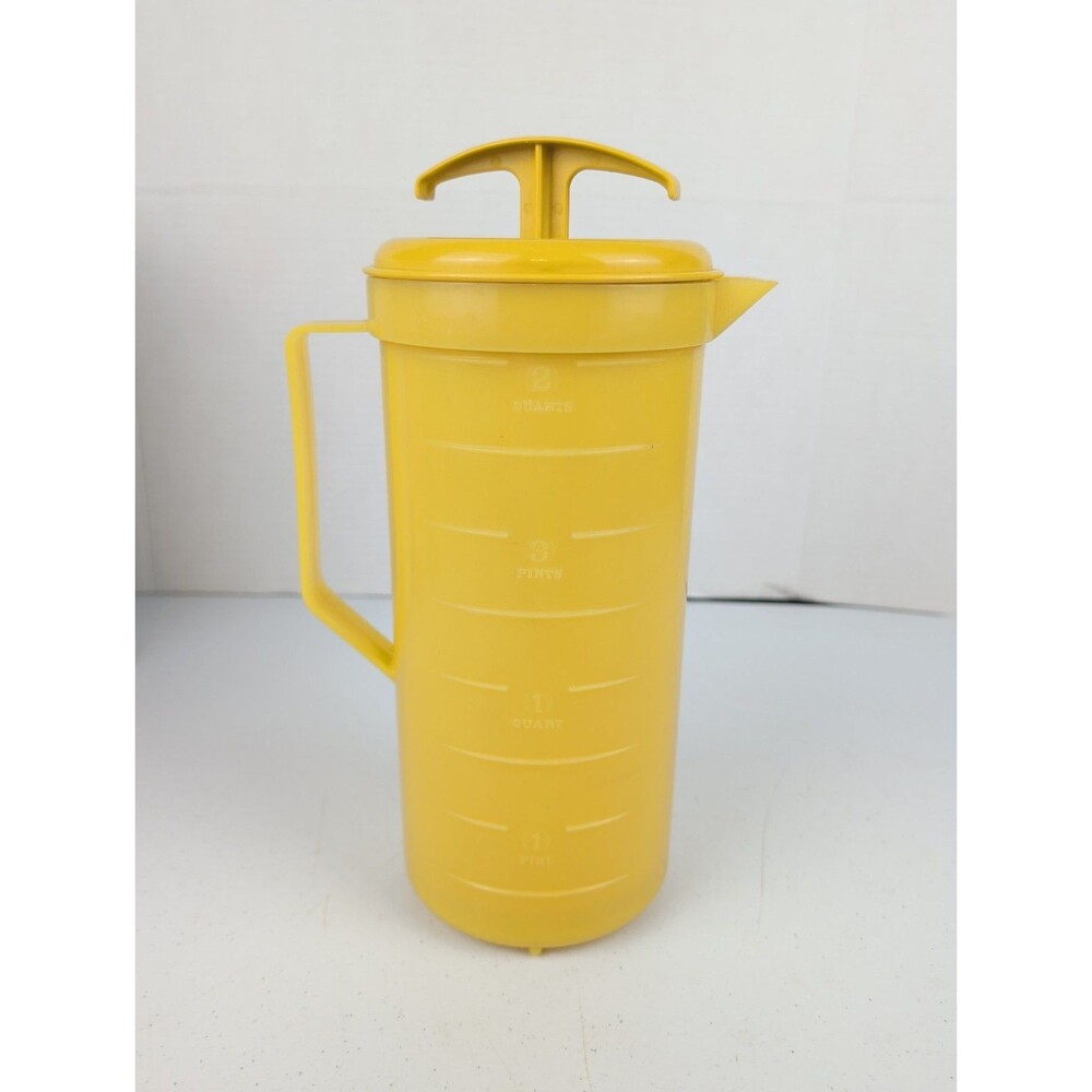 Vintage Federal Housewares Yellow Plastic 2 Quart Mixing Pitcher Plunger Lid USA